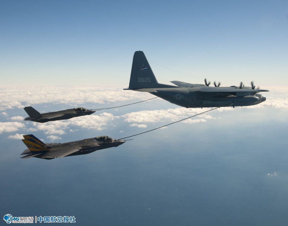 F-35C首次進行雙機同時空中加油