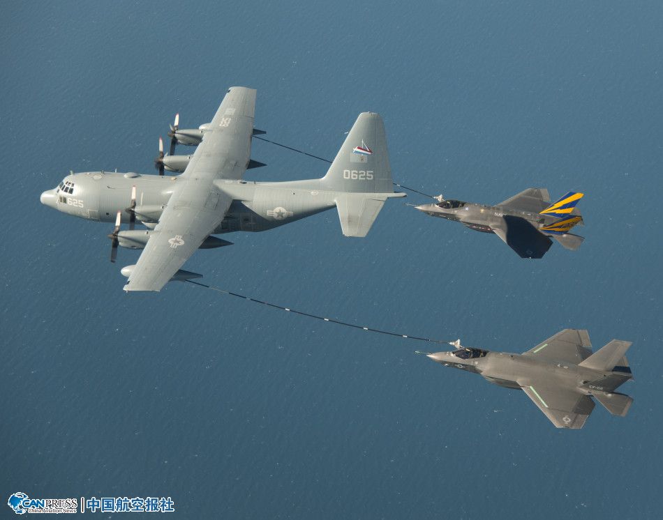 F-35C首次進行雙機同時空中加油