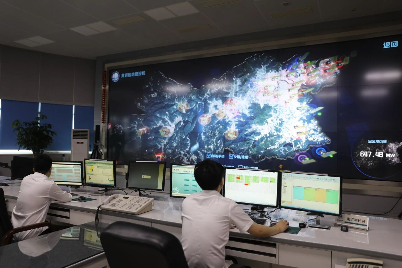 國網(wǎng)臺州市黃巖區(qū)供電公司調(diào)控分中心人員實(shí)時(shí)監(jiān)測轄區(qū)電網(wǎng)信息,全力筑牢臺風(fēng)防御屏障.jpg